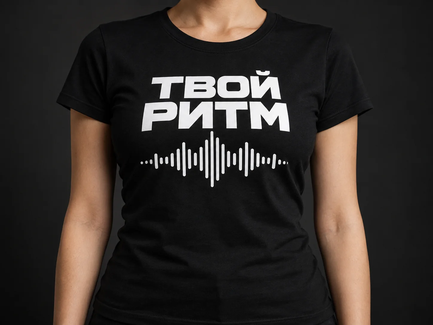 Принт на чёрной футболке